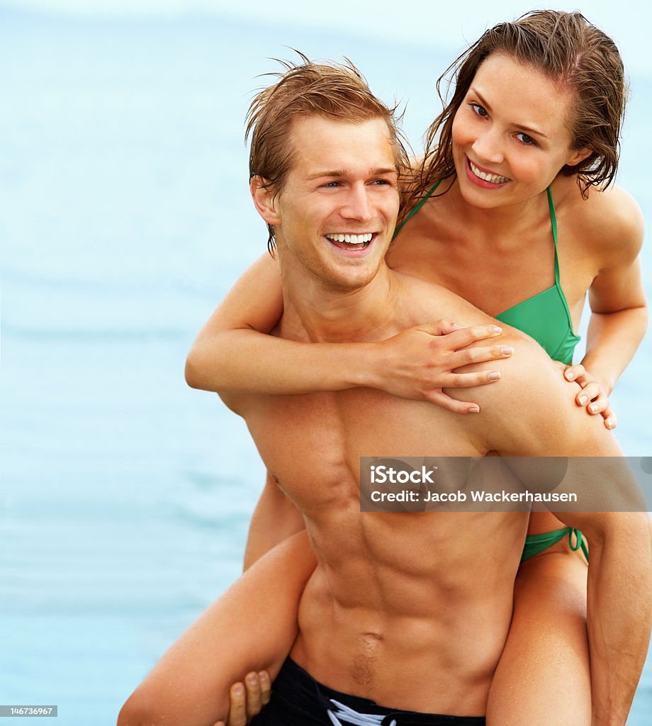Heureux jeune couple profiter de la plage - Photo de Jeune couple libre de droits
