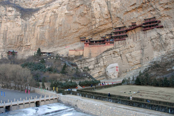 le temple suspendu près de datong, en chine avec une rivière gelée - datong photos et images de collection