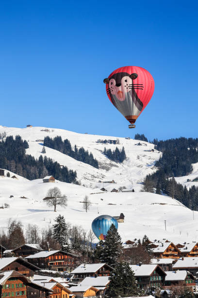 una mongolfiera a forma di animale marino che vola e galleggia sulle alpi svizzere - traditional festival adventure air air vehicle foto e immagini stock