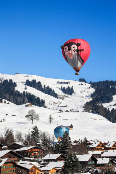 um balão de ar quente em forma de um animal de foca voando e flutuando sobre os alpes suíços - traditional festival adventure air air vehicle - fotografias e filmes do acervo