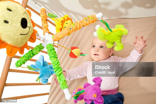 Baby Mädchen Mit Hängenden Spielzeug Stockfoto und mehr Bilder von Spielzeugtier - Spielzeugtier, Baby, Babybett