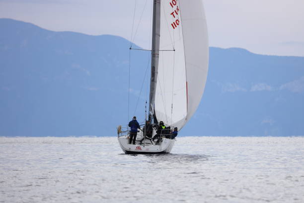 les voiliers naviguent par temps venteux dans les eaux bleues de la mer égée - sailboat storm teamwork competition photos et images de collection