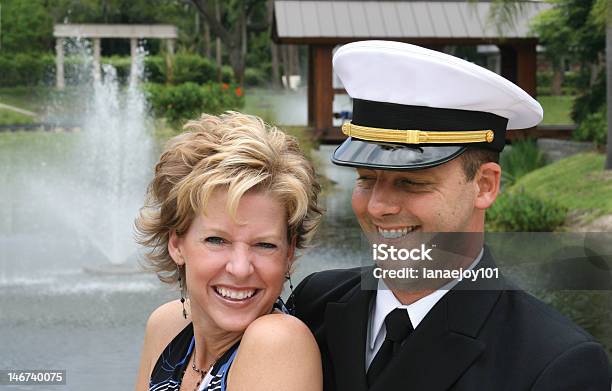 Naval Mujer Sonriente Ejecutivo Foto de stock y más banco de imágenes de 30-39 años - 30-39 años, Adulto, Adulto de mediana edad