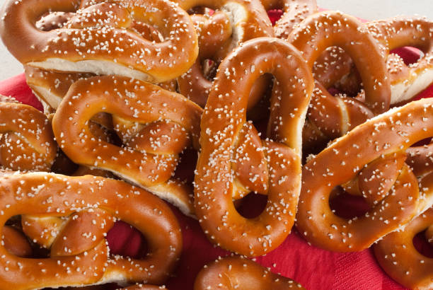 Pretzel salati morbido su rosso piatto - foto stock