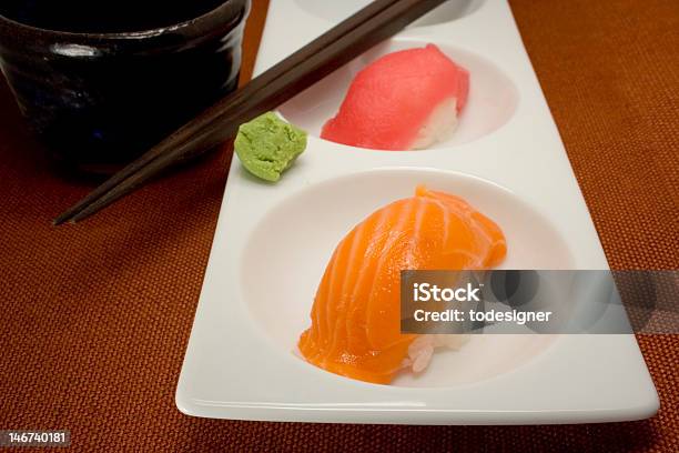 Foto de Sushi Nigiri De Atum E Salmão e mais fotos de stock de Alimentação Saudável - Alimentação Saudável, Arroz - Alimento básico, Arroz de Sushi