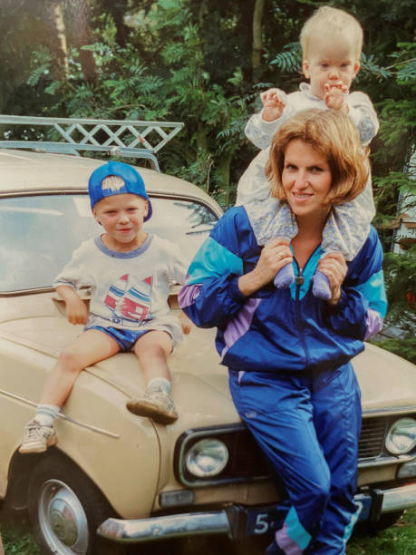 mãe com filhos de férias - 1980s style fotos - fotografias e filmes do acervo