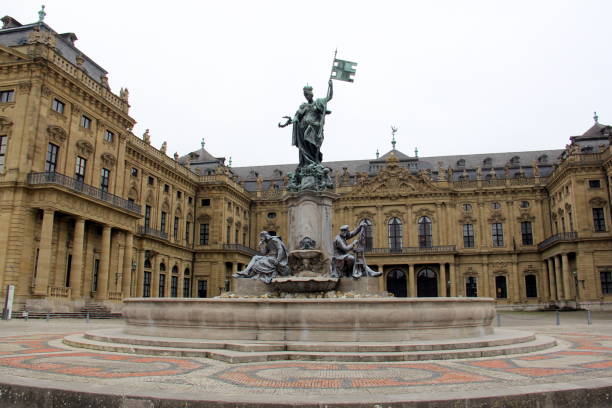 frankonianbrunnen, fuente neobarroca en la residenzplatz, frente al palacio arzobispado, wurzburg, alemania - neobaroque fotografías e imágenes de stock