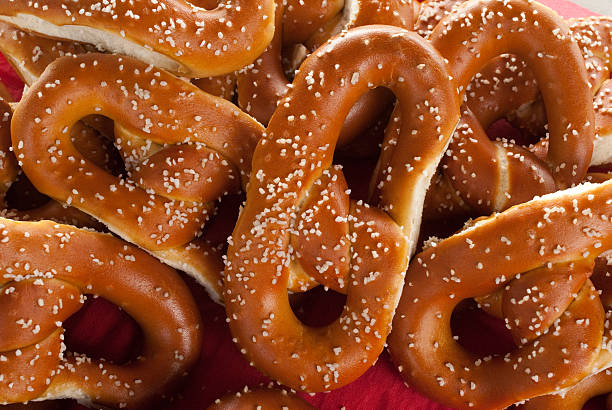 Bretzels mous sur rouge - Photo