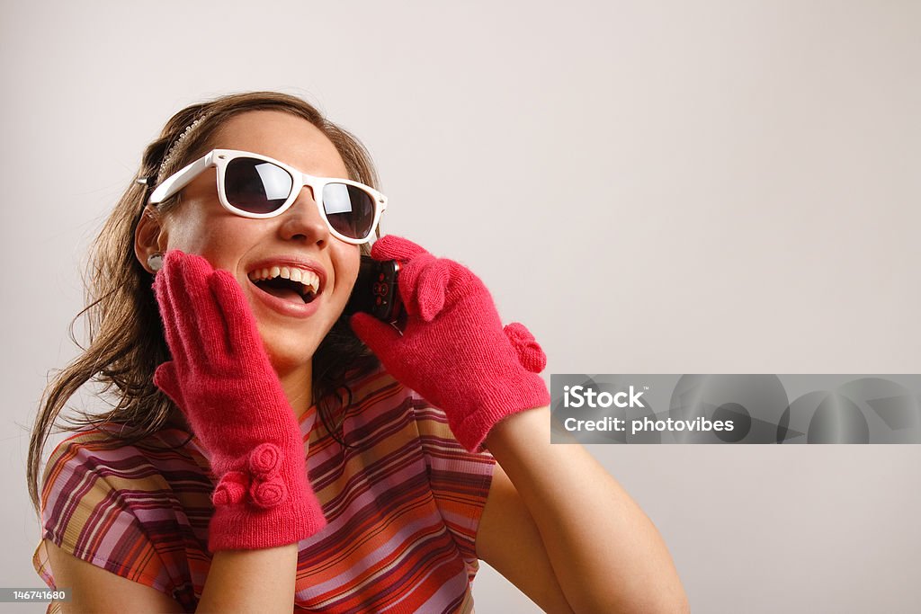 Mujer joven con gafas de sol - Foto de stock de 20 a 29 años libre de derechos