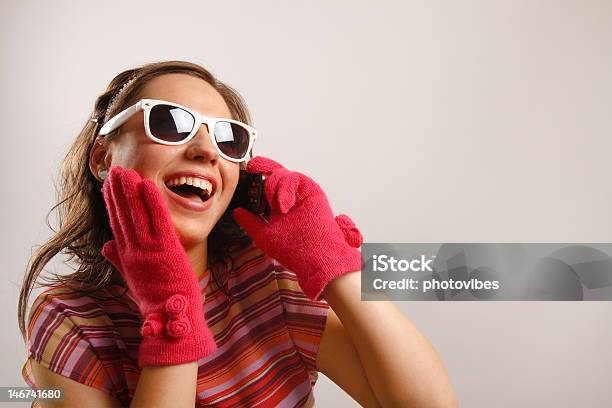 Mujer Joven Con Gafas De Sol Foto de stock y más banco de imágenes de 20 a 29 años - 20 a 29 años, A la moda, Adulto
