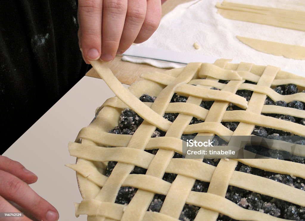 Tisser un treillis-dessus pour Tarte aux myrtilles - Photo de Tourte sucrée libre de droits