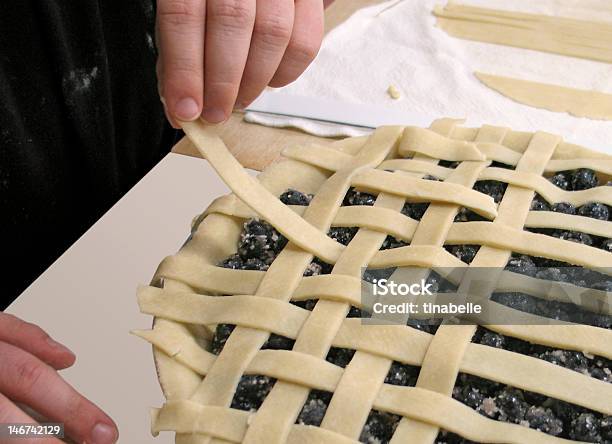 Photo libre de droit de Tisser Un Treillisdessus Pour Tarte Aux Myrtilles banque d'images et plus d'images libres de droit de Tourte sucrée - Tourte sucrée, Croisillon - Pâte à pâtisserie, Fabriquer