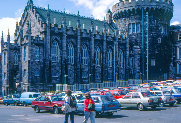 1980年代の古いポジティブフィルムがスキャンされ、アイルランドのダブリン城の外観 - castle republic of ireland dublin ireland malahide ストックフォトと画像