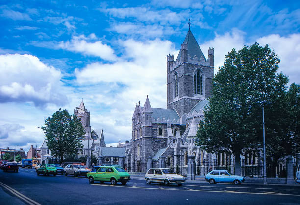 отсканированная старая позитивная пленка 1980-х годов, внешний вид собора святого патрика, дублин, ирландия - christ church cathedral стоковые фото и изображения