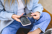 online-bezahlkonzept-nahaufnahme-der-hand-einer-frau-die-handy-und-kreditkarte-beim-online.jpg?b=1&s=170x170&k=20&c=6SwH_fqHMV1GW4hu6yYaphSvcan--CeRwgJMQc1BSyU=