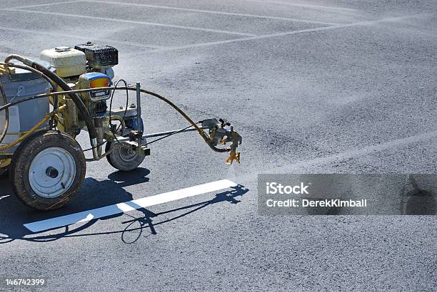 Striping Linee In Fresco Asfalto - Fotografie stock e altre immagini di Parcheggio - Parcheggio, Asfalto, Riparare