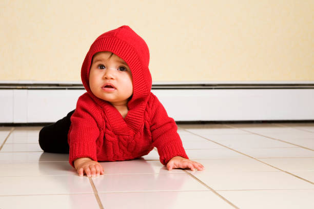 chão de bebé - baby tile crawling tiled floor imagens e fotografias de stock