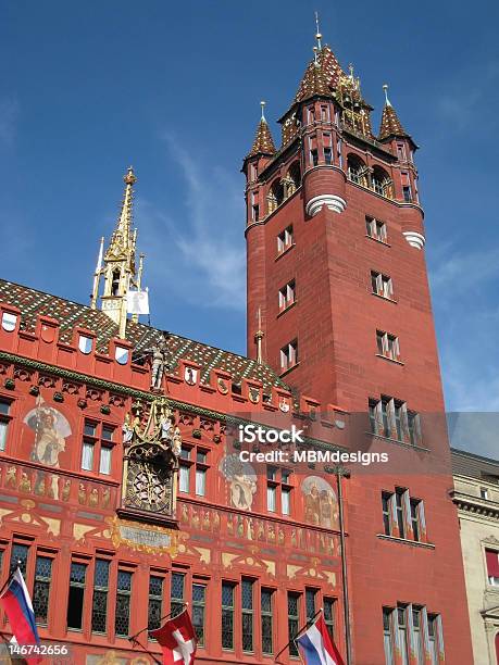 Municipio Di Basilea Svizzera - Fotografie stock e altre immagini di Ambientazione esterna - Ambientazione esterna, Architettura, Bandiera