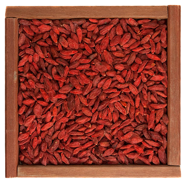 tibetan goji jagody (lycium w drewniane pudełko - wolfberry berry chinese medicine berry fruit zdjęcia i obrazy z banku zdjęć