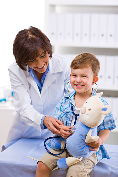 Médico examinar Criança - fotografia de stock