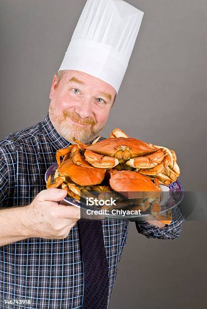 Chef Tenendo Un Plateful Di Piatti Cucinati Granchi - Fotografie stock e altre immagini di Adulto