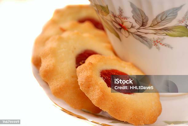 Photo libre de droit de Framboise Empreinte Cookies banque d'images et plus d'images libres de droit de Aliment - Aliment, Assiette, Biscuit