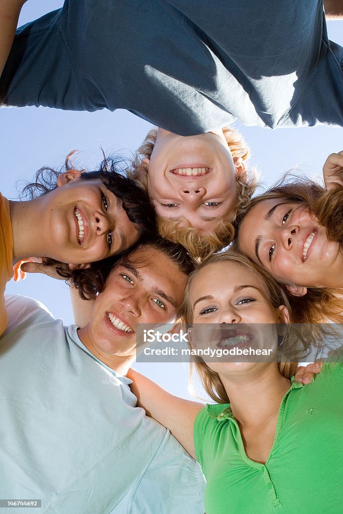 Heureux groupe d'adolescents ou de jeunes avec le sourire - Photo de Mouvement pour la jeunesse libre de droits