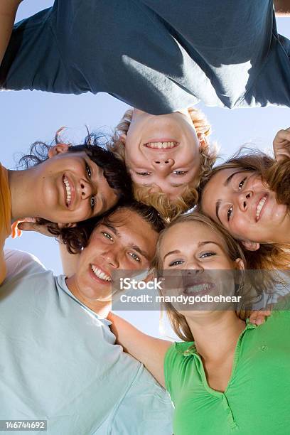 Felice Gruppo Di Adolescenti O Giovani Con Volti Sorridenti - Fotografie stock e altre immagini di Organizzazione giovanile