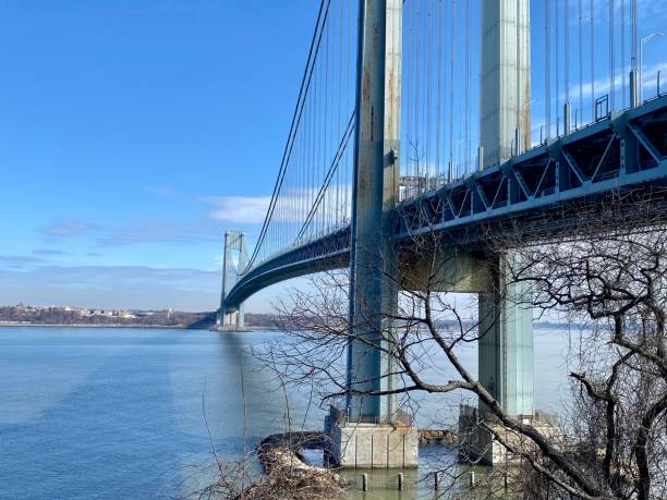 schrägseilbrücke auf engstellen - cable stayed bridge staten island brooklyn new york city stock-fotos und bilder