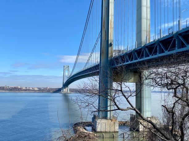 вантовый мост на узких местах - cable stayed bridge staten island brooklyn new york city стоковые фото и изображения