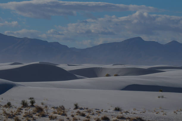 dunas de arena en el parque nacional white sands con montañas al fondo - alamogordo fotografías e imágenes de stock
