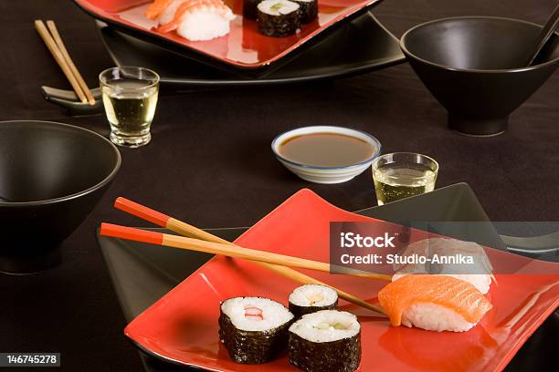 Sushi Und Sake Stockfoto und mehr Bilder von Essgeschirr - Essgeschirr, Feinschmecker-Essen, Fisch