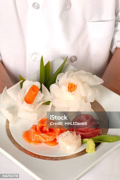 Chef Presentar Placa De Decrative Sashimi Foto de stock y más banco de imágenes de Alimento - Alimento, Aperitivo - Plato de comida, Atún - Pescado