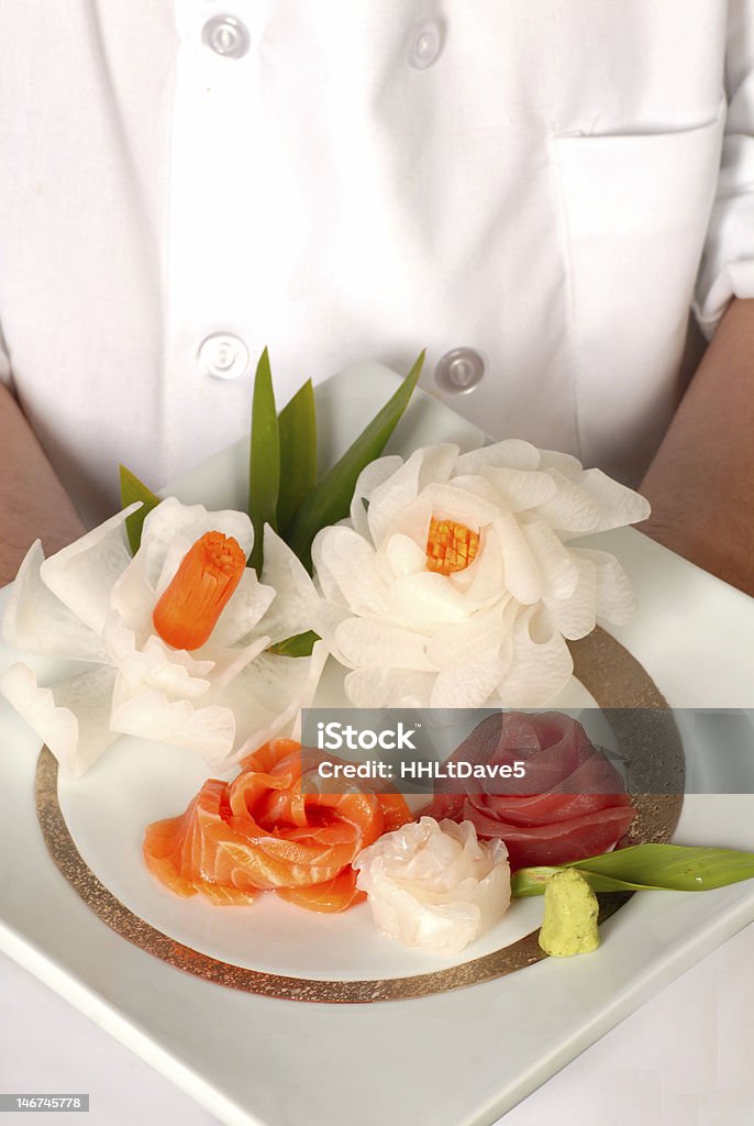 Chef apresentando decrative prato de sashimi - Foto de stock de Alimentação Saudável royalty-free