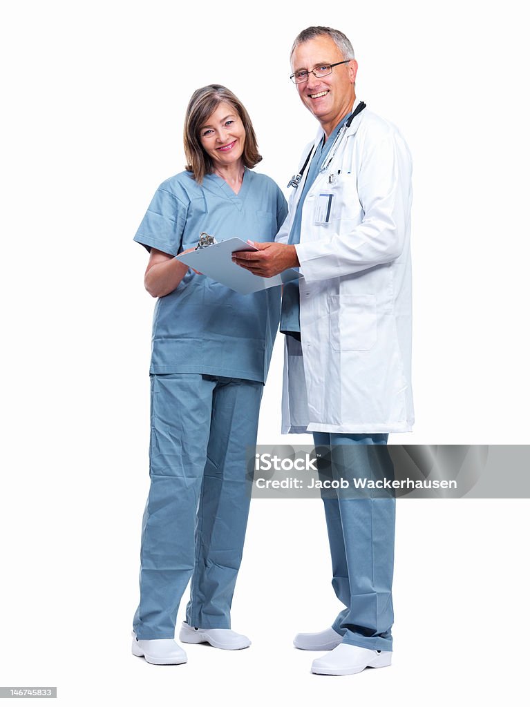 Happy senior Arzt mit medizinischen Berichte auf weißem Hintergrund - Lizenzfrei 60-69 Jahre Stock-Foto