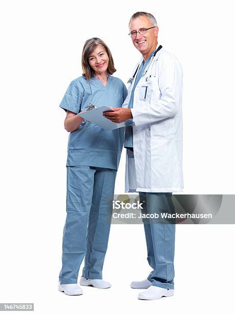 Happy Senior Arzt Mit Medizinischen Berichte Auf Weißem Hintergrund Stockfoto und mehr Bilder von 60-69 Jahre