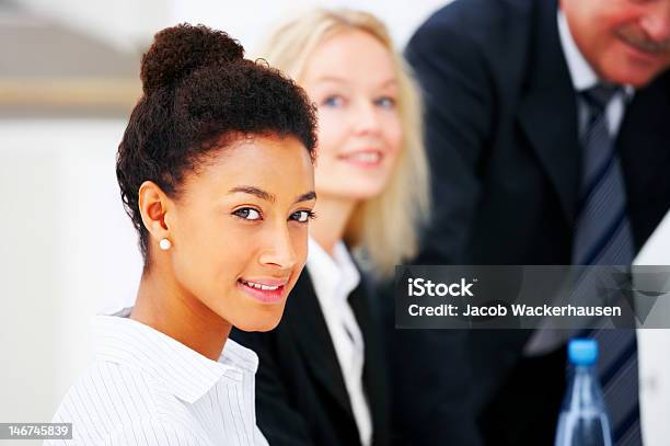 Closeup Młodej Biznesmenka Z Jej Pracownikami W Biurze - zdjęcia stockowe i więcej obrazów Biznes
