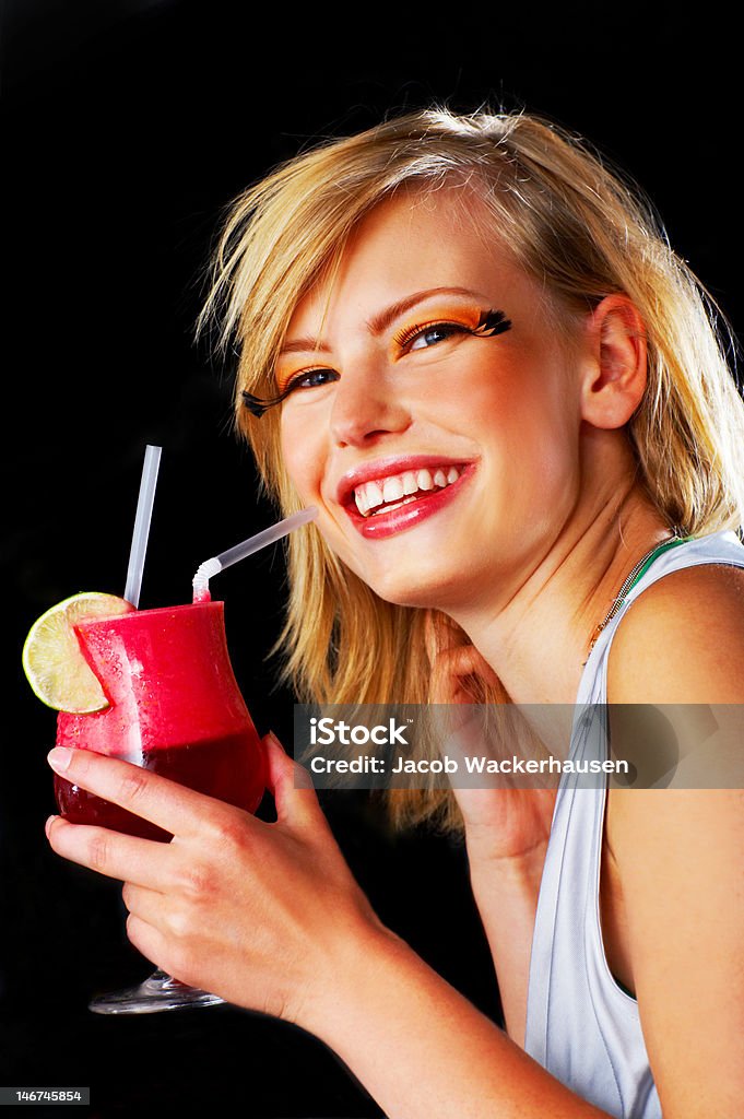クローズアップを持つ若い女性のカクテルと笑顔 - 1人のロイヤリティフリーストックフォト
