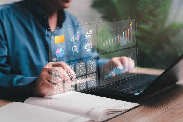 Document management and digital marketing concept, Businessman mark on smart checklist compare data analyze the profitability of work companies with digital augmented reality graphics to development concepto de gestión documental y marketing digital, marca de empresario en lista de verificación inteligente comparar datos analizar la rentabilidad de las empresas de trabajo con gráficos de realidad aumentada digital para el desarrollo