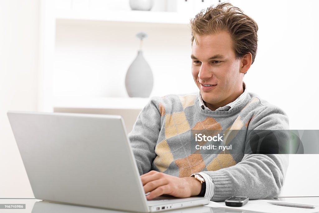 Junger Mann mit laptop - Lizenzfrei 25-29 Jahre Stock-Foto