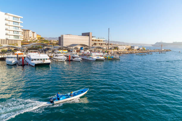 le port de croisière coloré et animé avec des boutiques, des cafés et des bateaux dans la marina le long de la riviera mexicaine à cabo san lucas, au mexique. - marina mexico lighthouse pier photos et images de collection