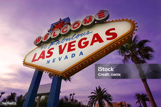 Las Vegas Bemvindo Com Árvores De Palma Ao Pôr Do Sol - Fotografias de stock e mais imagens de Anoitecer