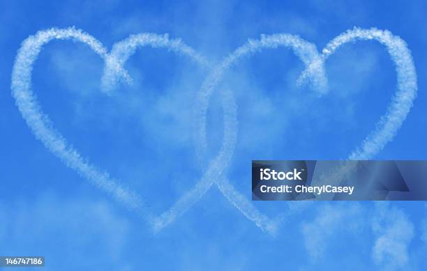 Corações Interlinking Letras No Céu - Fotografias de stock e mais imagens de Símbolo do Coração - Símbolo do Coração, Nuvem - Céu, Dois Objetos