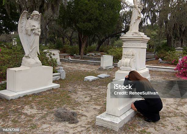 De Reposo En Tombstone Foto de stock y más banco de imágenes de Adulto - Adulto, Cementerio, Color negro