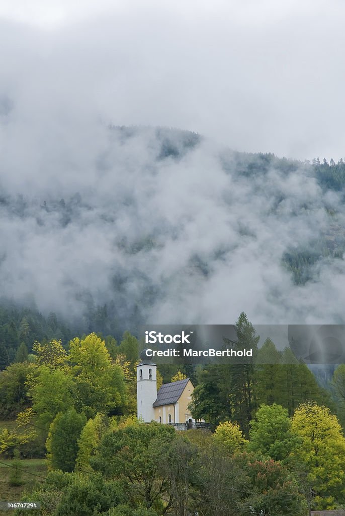 Kirche unter den Wolken - Lizenzfrei Baum Stock-Foto