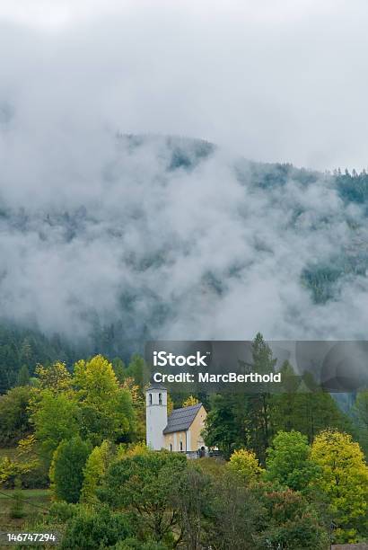 Kirche Unter Den Wolken Stockfoto und mehr Bilder von Baum - Baum, Bauwerk, Beten