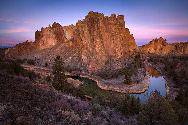 smith rock lever du soleil - crooked river photos et images de collection