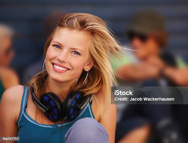 Zbliżenie Z Nastoletnie Dziewczyna Uśmiechając Się I Noszenie Słuchawki - zdjęcia stockowe i więcej obrazów Adolescencja