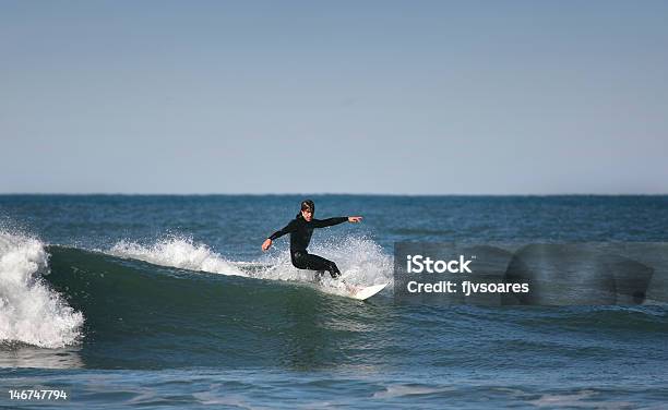 Surfer Hacer Una Volea Foto de stock y más banco de imágenes de Actividad - Actividad, Adulto, Agua