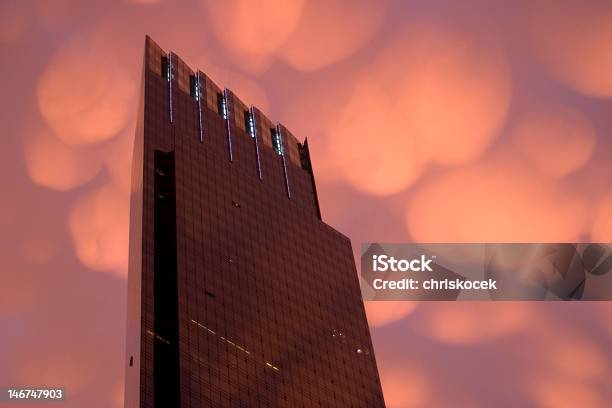 Arranhacéu E Nuvens Derosa - Fotografias de stock e mais imagens de Ao Ar Livre - Ao Ar Livre, Arranha-céu, Cidade